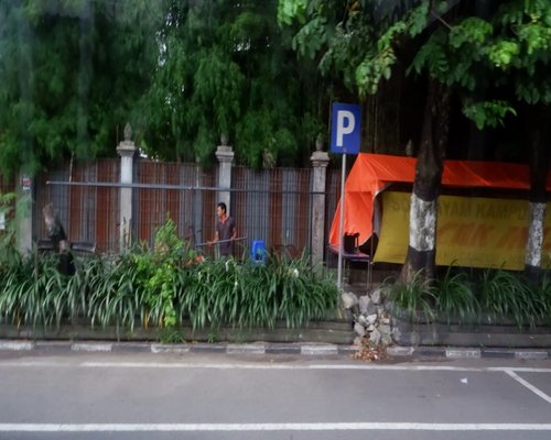 Aktivitas berjalan kaki yang nyaman di trotoar kota